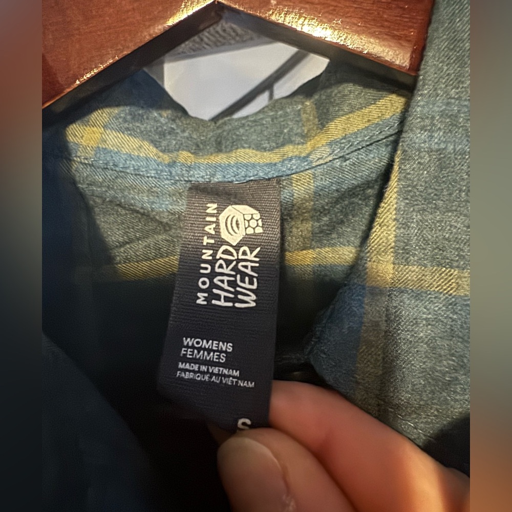 Women’s mountain hardware flannel - Picture 3 of 6
